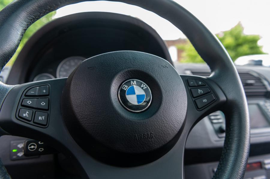 Детали интерьера BMW X5 4.8is (E53) 2004 года  (NA) (фото 59 из 104)